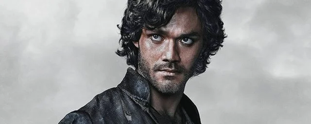 Marco Polo, Netflix tarafından üretilen bir Amerikan drama dizisidir ve ilk kez 12 Aralık 2014’te yayınlanmıştır. Hikâye, 13. yüzyılın sonlarında geçer ve Venedikli kâşif Marco Polo’nun Moğol hükümdarı Kubilay Han’ın sarayında geçirdiği gençlik yıllarına odaklanır. Dizi, tarihten ilham alan unsurları kurgusal öğelerle harmanlayarak İpek Yolu’nun kavşak noktasında siyasetin, ticaretin, kültürel alışverişin ve entrikaların iç içe geçtiği bir öykü sunar. Marco Polo Marco Polo: Netflix’in Epik Tarihsel Dramasına Derinlemesine Bir Bakış