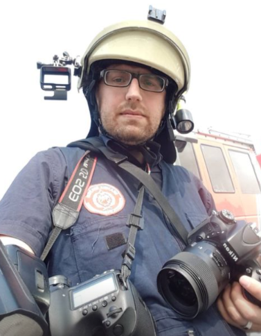 Fotoğrafların kullanım şekli ve hakları için lütfen sanatçı ile iletişime geçiniz. Fotoğraf,Enes Reyhan Enes Reyhan ve Firefighters Series - Yangını Söndüren Kahramanlar